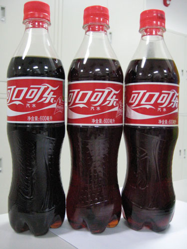 颜色偏红伴随异味可口可乐出质量问题赖超市?