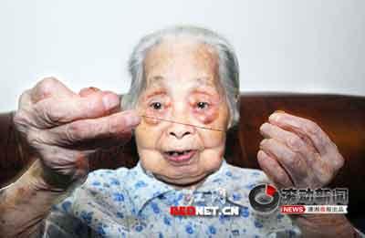 106岁长寿老人能穿针引线 餐餐吃红烧肉(图)