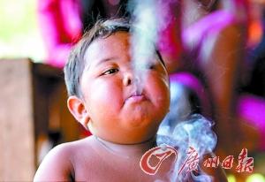 印尼一父亲教儿子抽烟 两岁儿日抽40支(图)