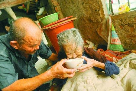 七旬老人照顾百岁岳母50年 曾两次拒绝国家补助