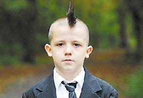 英国男孩怪发型惹麻烦 学校要剪家长不让(图)