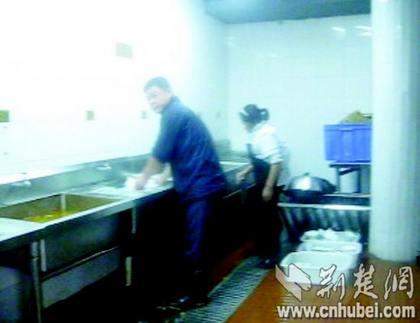 武汉一餐厅剩辣椒回收再上桌 餐具不消毒(图)