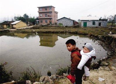 广西镉污染致133万尾鱼苗死 官方禁受污鱼销售