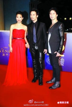胡婷婷和Julio牵手出席亚太影展颁奖典礼。