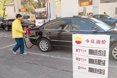 油价新机制下调首日 太原加油站车辆增加两成