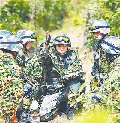 解放军战士用新型护目镜进行热带山岳丛林作战