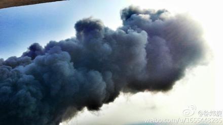 广东番禺冷库发生火灾 浓烟较大暂无人员伤亡