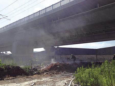 铁路桥下焚烧垃圾冒出滚滚浓烟 高铁司机吓出