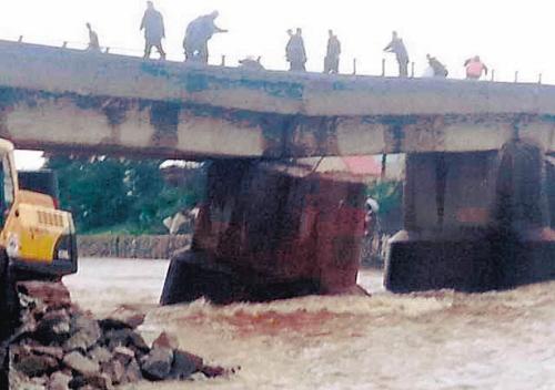 暴雨致沈丹铁路桥墩下沉 4300多名滞留旅客转移