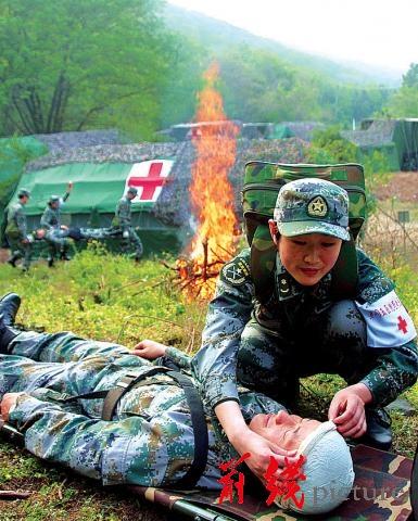 南京军区女子野战医疗队演练300公里实战机动