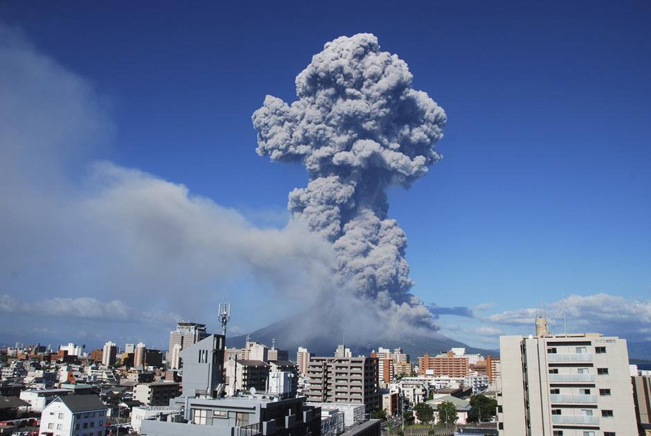 日本樱岛火山喷发 烟尘高达5000米(图)
