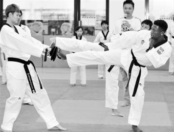扣篮王 内特-罗宾逊在台北体验跆拳道训练(图)