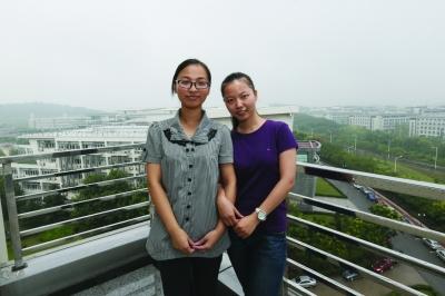两女大学生成国际注册会计师 大学三年没休假