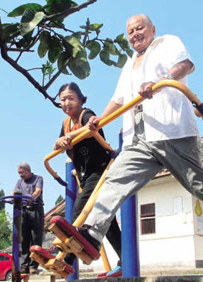 中国老人健康指南:适量体育运动 良好心理状态