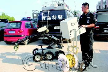 青岛特警装备排爆机器人 可几秒销毁爆炸物(图