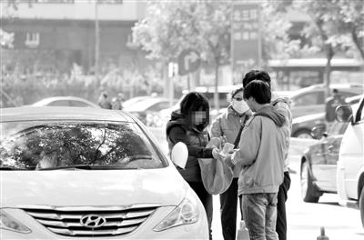 北京一黑停车场收费4年 记者投诉被建议先交钱