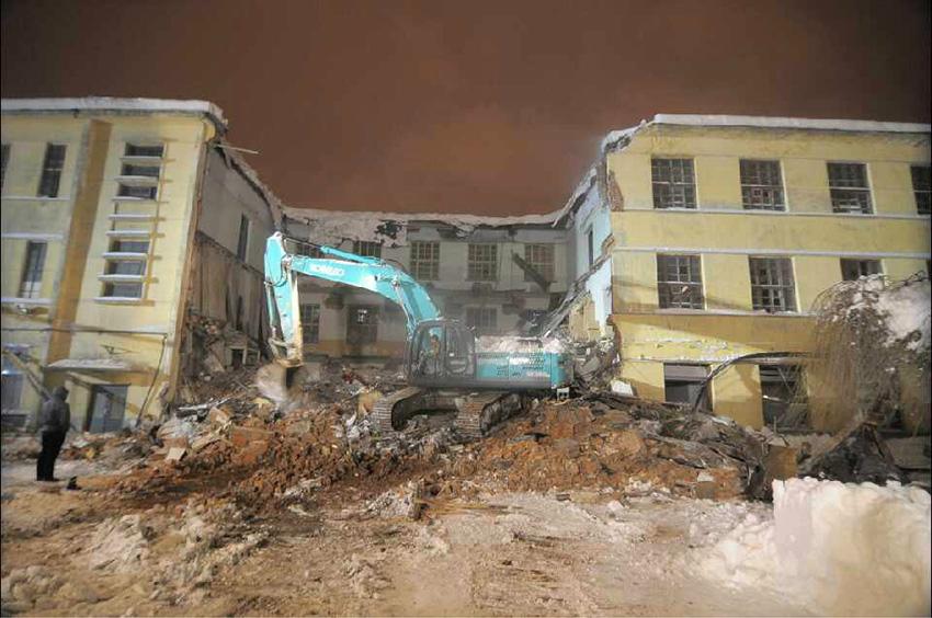 牡丹江一厂房被暴雪压塌9人遇难