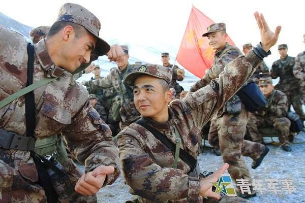新疆军区装甲团新兵长途拉练 民族舞助消疲劳