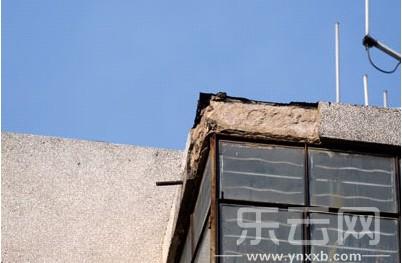昆明棕树营小区一房产中介女士被七楼墙砖砸伤