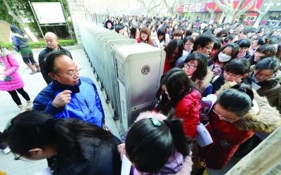 元旦南京1.2万人赶考新教师 3000余人系研究生