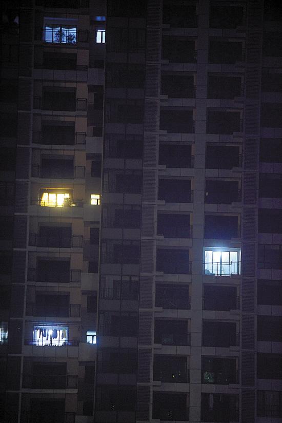 惠州大亚湾睡城:30层楼房亮灯房间常不足两成