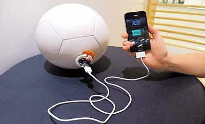 充电足球:可为手机充电 每个售价99美元\/图