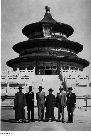 1935年北京天坛大修:梁思成夫妇留影祈年