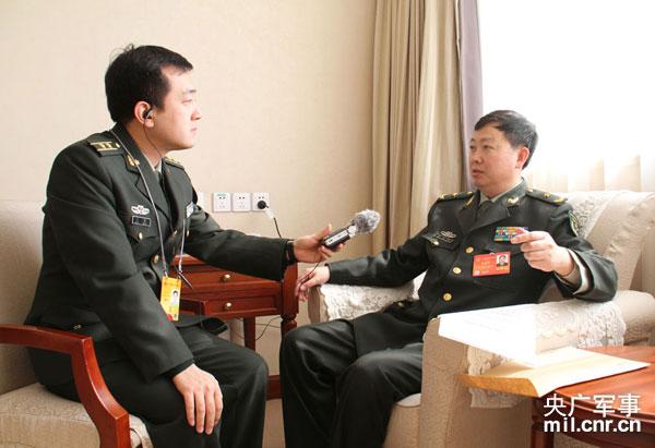 全国人大代表、陆军第十六集团军军长高光辉接受央广军事记者采访。