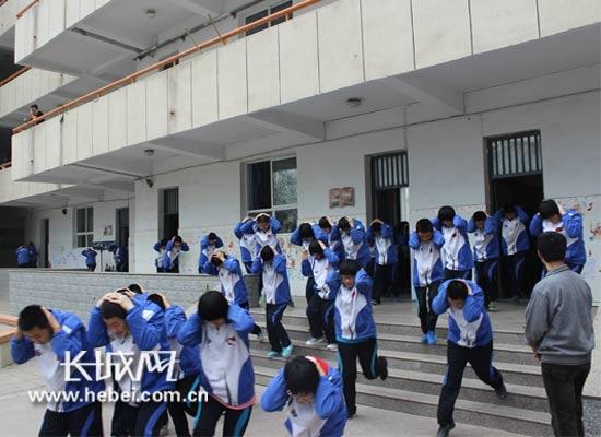 石家庄中小学举行地震消防应急演练 1300余人