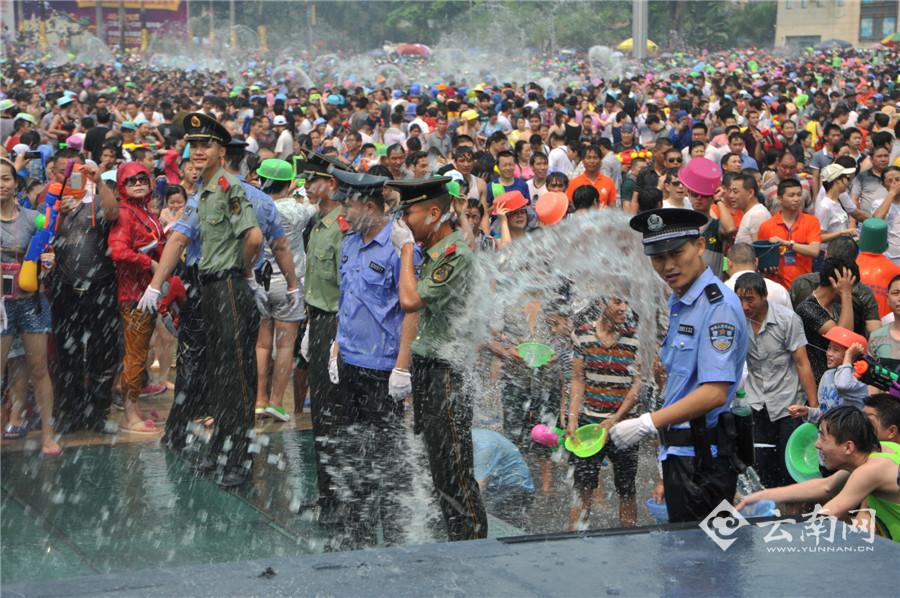 加强泼水现场安全保卫