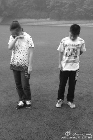 2小学生因踢球大雨中被罚站 张稀哲恩师关注(