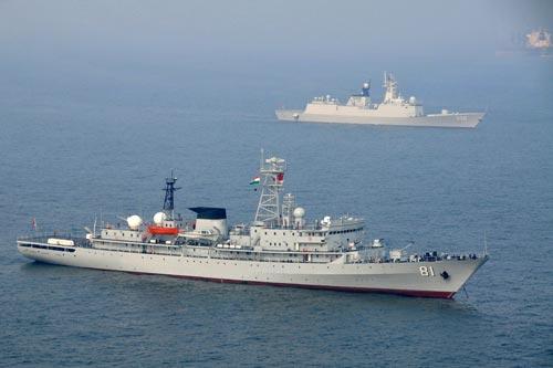 中国 潍坊/印度媒体称，中国人民解放军海军高级军官率领两艘军舰，对印度...
