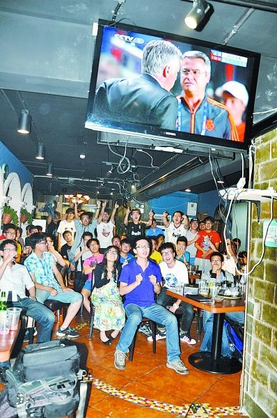 中国球迷刷夜看欧冠预热世界杯 看球经济 升温