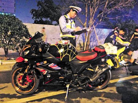 长沙交警夜查飙车族 一晚查获26辆改装摩托车