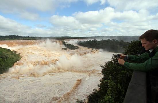 巴西132城市遭洪水侵袭 世界杯赛场或受影响(