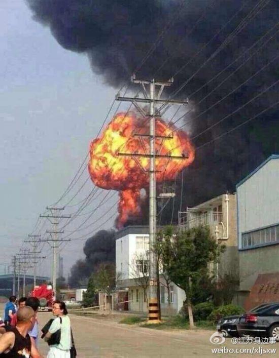 组图:江苏淮安一家化工厂发生爆燃事故