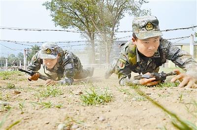 穿越铁丝网!北京卫戍区某警卫团酷暑下训练(图