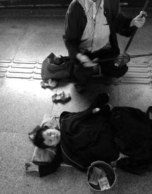 北京地铁“昏睡男孩”被警方找到 网传其被拐卖