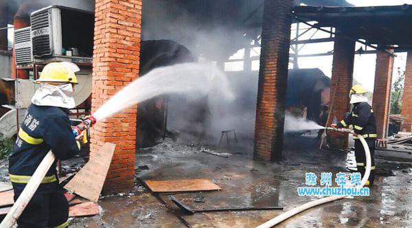 安徽定远县一公司炼油锅炉爆炸着火 致一人烫伤