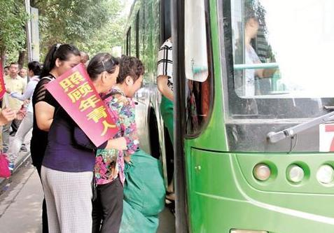 中国广州网 - 老人举牌呼吁让年轻人先乘车:他
