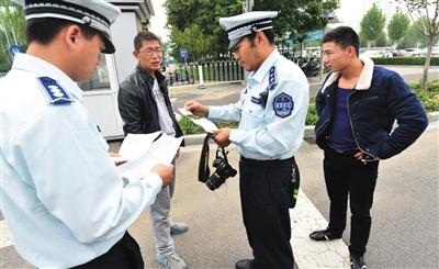 北京人大代表建议城管进公安队伍 任“城管警察”