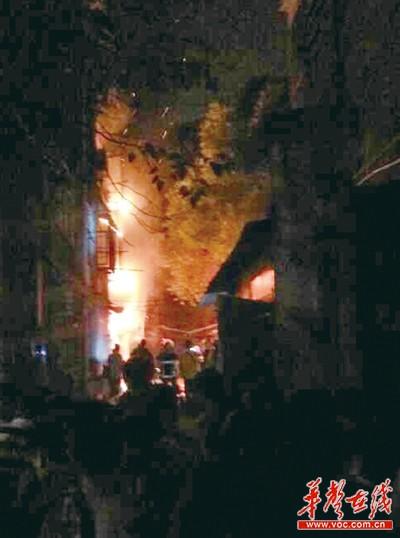 长沙小区起火1人死亡 因车辆占道消防车无法进入