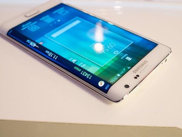 三星发布新曲面屏智能手机Galaxy Note Edge