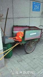 环卫工在垃圾车午睡照网上热传 网友称心酸(图)