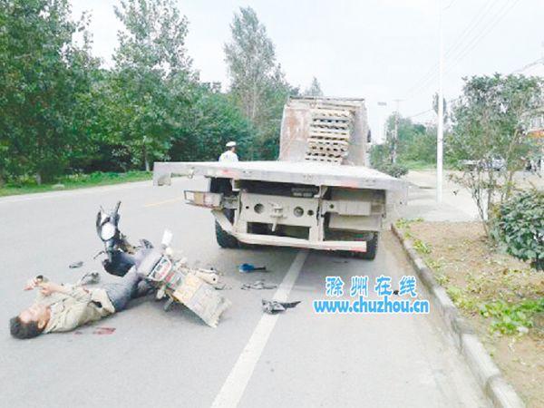 滁州：淡定男子遭遇车祸 躺地玩手机等救援（图） 