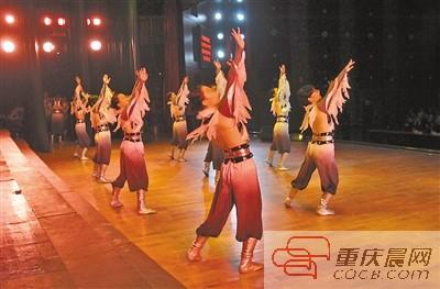 重庆未成年犯舞蹈考级 部分学员基本功很棒(图