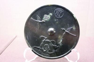 60面汉唐铜镜展出 包括唐代双鸾衔绶带纹镜(图