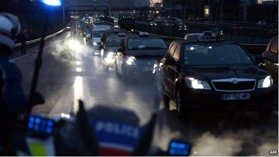 巴黎出租车司机封堵道路 抗议Uber打车服务