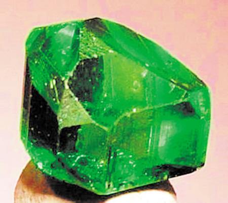 产于缅甸,在云南常见,是一种灰绿色,水头差的矿石.