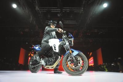 宝马F800R摩托车中国上市 售10.95万元